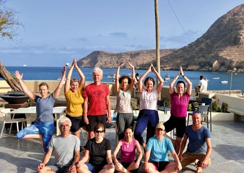 Glückliche Yogis beim Ausflug