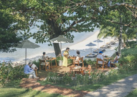 Entspannen Sie auf der Terrasse mit Meerblick im Kamalaya