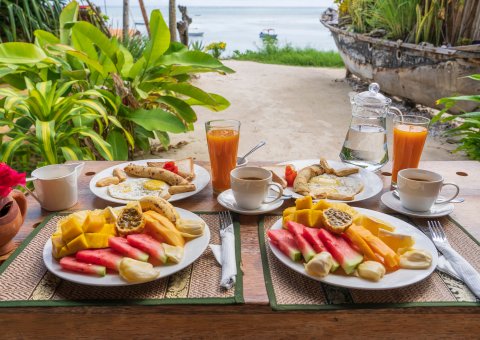 Frühstück mit Ausblick auf das blaue Meer