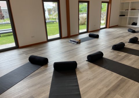 Der helle Yoga-Raum in der Pátio Ecolodge