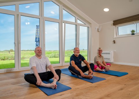 Gemeinsam üben im hellen Yogaraum des Nordsee-Hotel