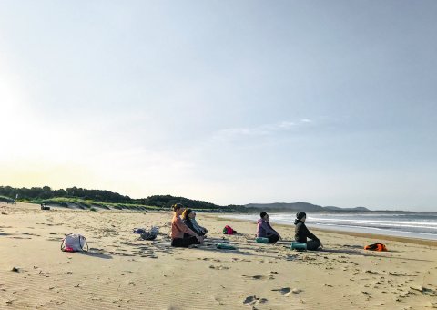 Gemeinsam meditieren am langen Sandstrand Nordportugals