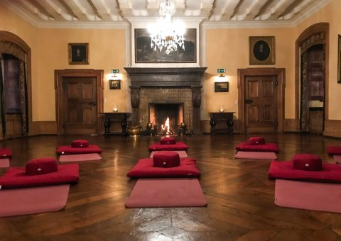 Gemeinsam meditieren im romantischen Yogaraum