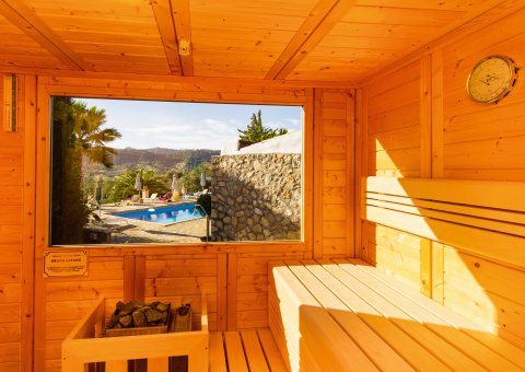 Die solarbetriebene Sauna mit Blick in die Weite der Landschaft