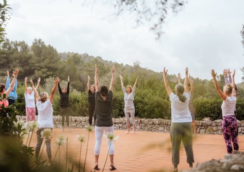 Vitalisierende Yoga-Praxis unter freiem Himmel