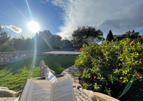 Bei wärmendem Sonnenschein ein gutes Buch lesen
