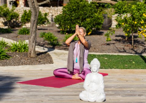 Auch der Herbst bietet Yoga-Einheiten bei strahlendem Sonnenschein