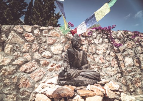 Auch ein Buddha meditiert gelassen in der mallorquinischen Sonne auf der Finca Son Mola Vell