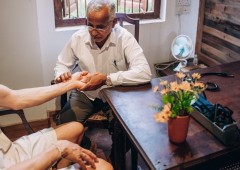 Pulsdiagnose bei Ihrem Ayurveda-Arzt