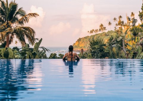 Entspannen Sie im Pool mit Blick auf das Meer