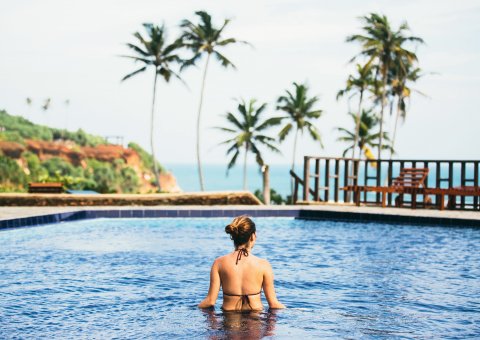 Vom Pool aus haben sie einen weiten Blick über das Meer