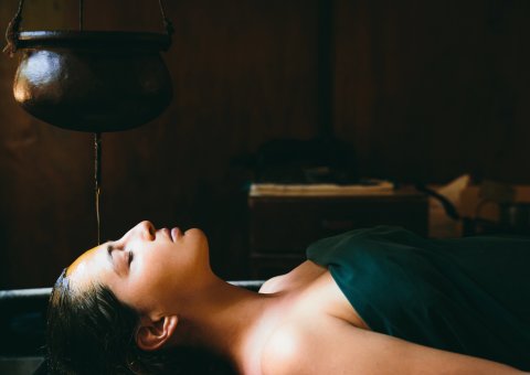 Der ayurvedische Stirnölguss, auch Stirnguss, Kopfguss oder Sanskrit Shirodhara genannt