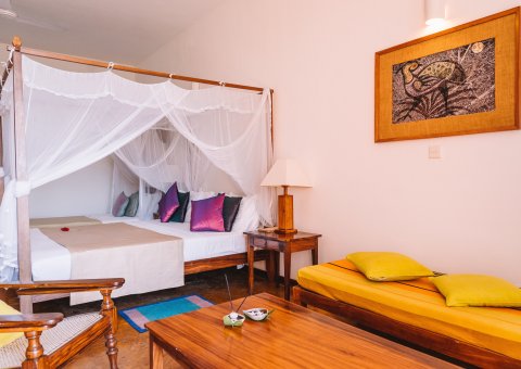 Die großen, hellen Zimmer des Ayurveda Resorts