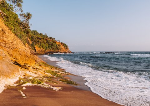 Das weitläufige Areal erstreckt sich bis hinab zum schönen, naturbelassenen Sandstrand
