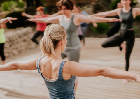 Gemeinsame Yoga-Stunden in der Gruppe