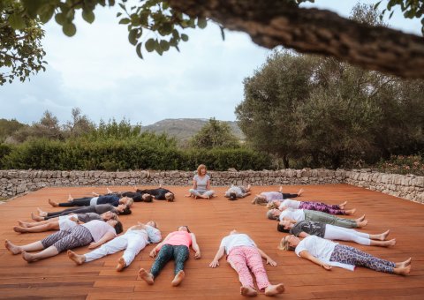 Abschließendes Shavasana unter freiem Himmel