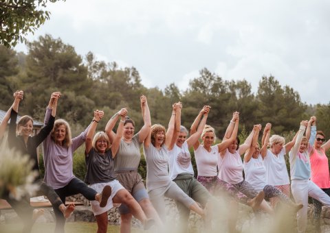 Morgens und Abends in der Gruppe Yoga praktizieren