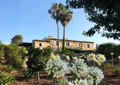 Tauchen Sie in die Atmosphäre einer über 300 Jahre alten Finca ein, die mitten im Grünen liegt!