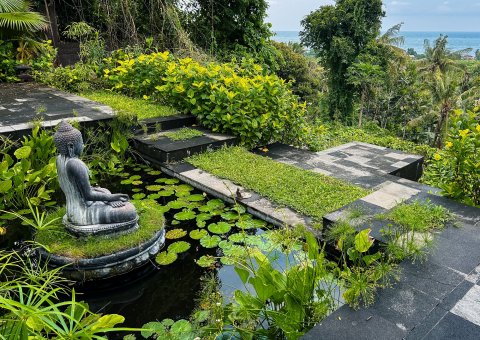 Genießen Sie einen Spaziergang durch die prächtige Gartenanlage