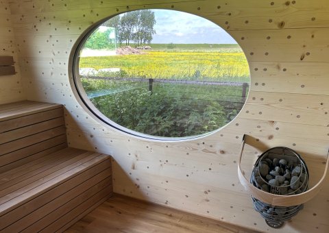 Entspannen Sie in der Sauna mit Blick in die Natur