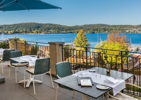 Genießen Sie im Restaurant den Seeblick