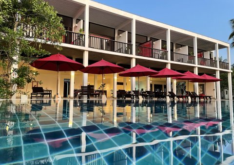 Entspannen Sie auf bequemen Liegen am Pool