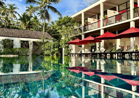 Das Haupthaus mit direktem Blick auf den Pool und das Meer