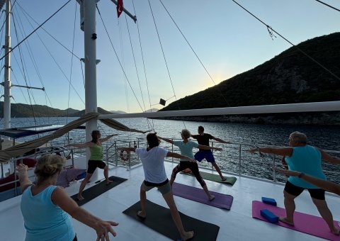 Sunset-Yoga auf dem Segelboot