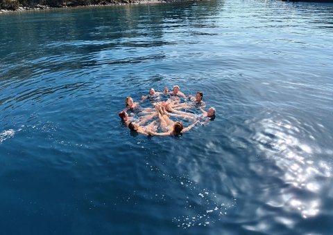 Kühlen Sie sich im Meer ab