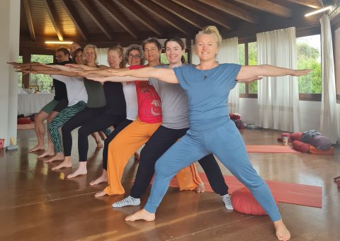 Gemeinsam in der hellen Yoga-Shala üben