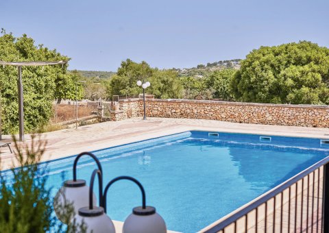 Kühlen Sie sich im Pool ab mit Blick ins Grüne