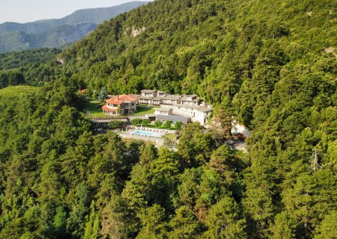 Das Hotel Fakis inmitten des Waldes