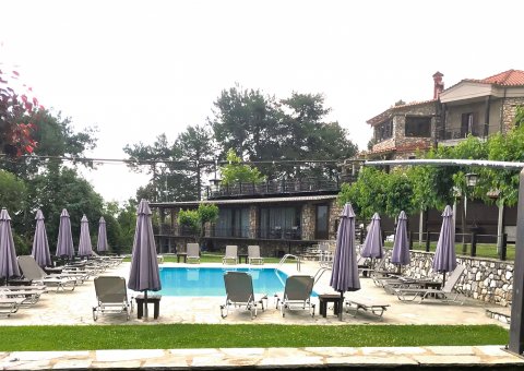 Entspannen Sie am Pool im Hotel Fakis