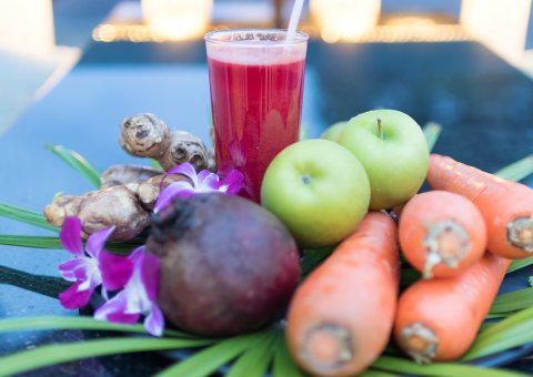 Frisch zubereitete Smoothies probieren
