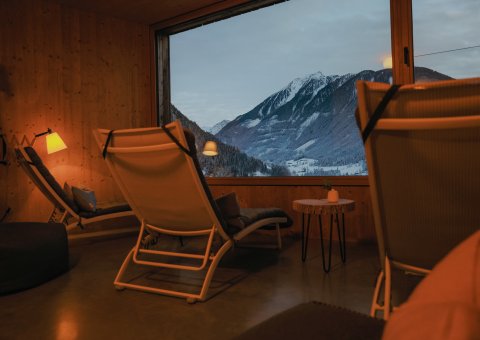 Entspannung pur in der Sauna mit Blick in die Bergwelt