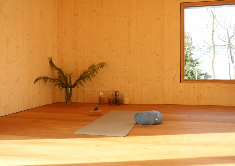 Der gemütliche Yogaraum lädt zum Üben ein