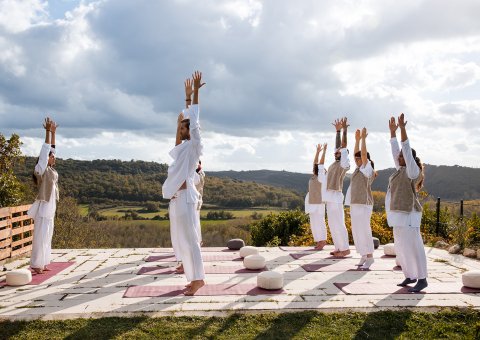 Yoga üben mit Blick auf die Toskana