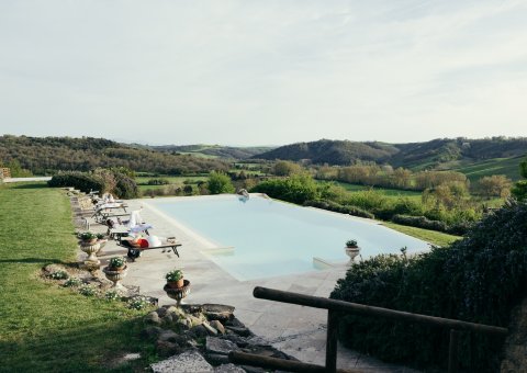 Entspannung pur am Pool mit Blick über die weite Toskana