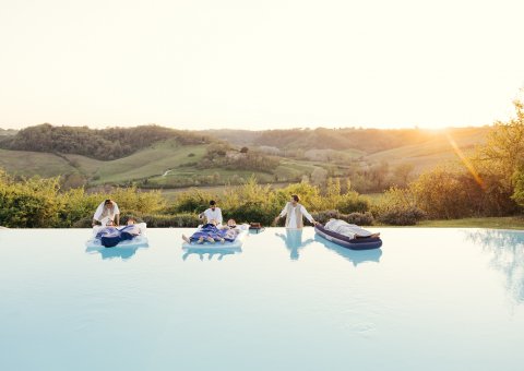 Über den Pool schweben