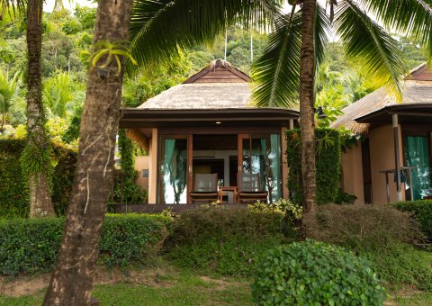 Die umweltfreundlichen Bungalows mit Blick auf das Meer