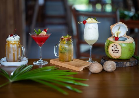 Noch ein Cocktail an der Strandbar und den Sonnenuntergang genießen?