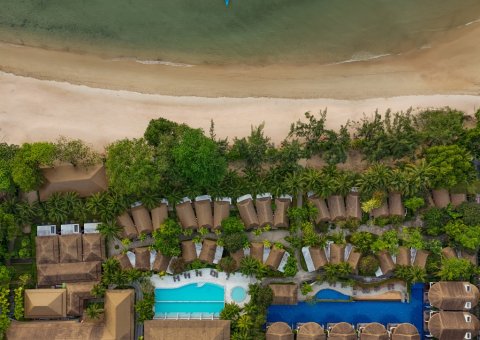 Das Tup Kaek Resort liegt am unberührten Sandstrand mit einzigartigem Blick auf Karstfelsen und Sonnenuntergänge