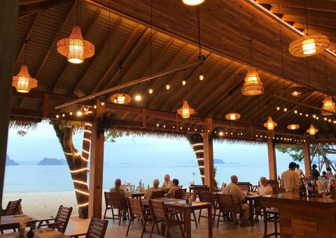 Abends nehmen Sie im Sunset Restaurant mit Meerblick Platz