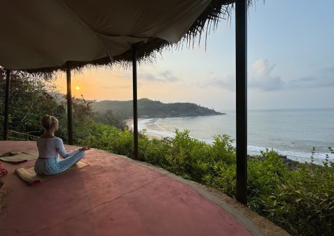 Gelassenheit & Ruhe bei einer Meditation bei Sonnenuntergang
