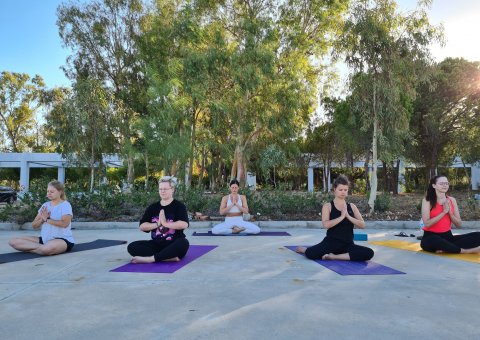 Wohltuendes Yoga unter der Sonne Griechenlands üben