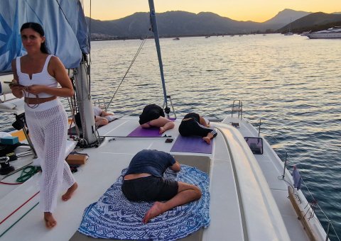 Gemeinsam Yoga üben auf dem Deck des Segelboots