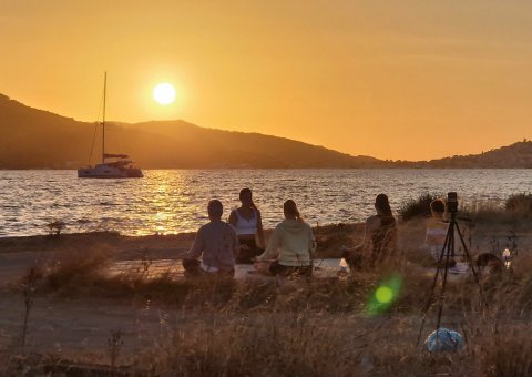 Den Sonnenuntergang über dem Meer genießen