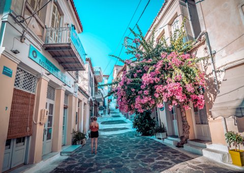 Schlenderin Sie durch die Gassen Plakas in Athen