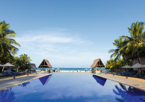Der Blick über den Pool zum Meer