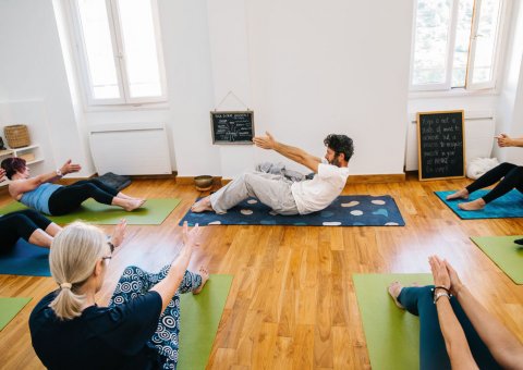 Yoga üben unter der Anleitung von Yogalehrer Benoit